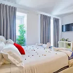 Beautiful And Spacious Flat In The Center